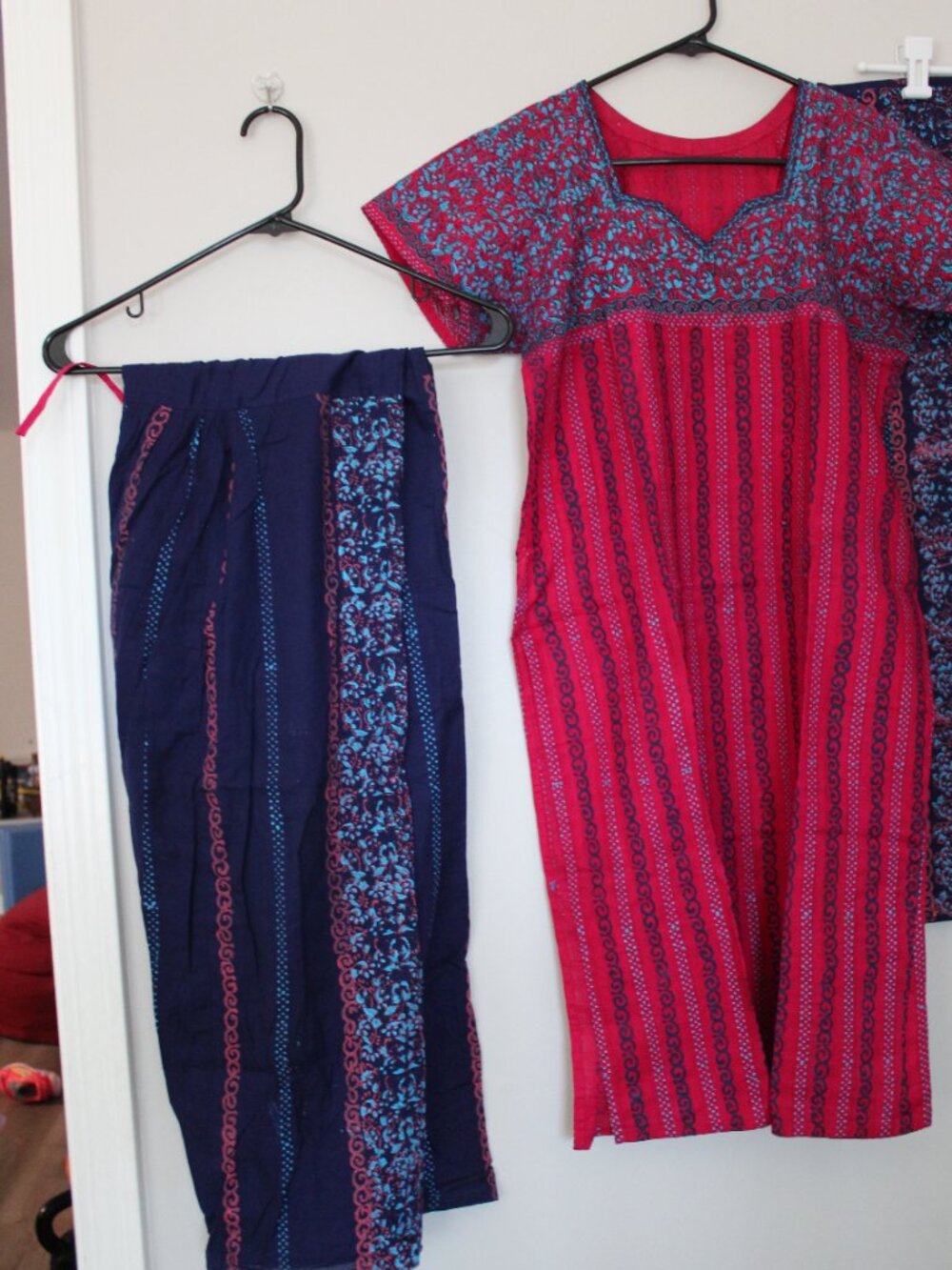 Traditional Indian Salwar Kameez Set - Kurti, Patiala Pants & Dupatta- small - Picture 2 of 10